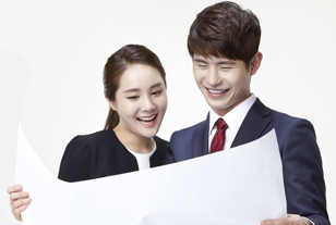 여자와 남자가 함께 전지를 함께 바라보는